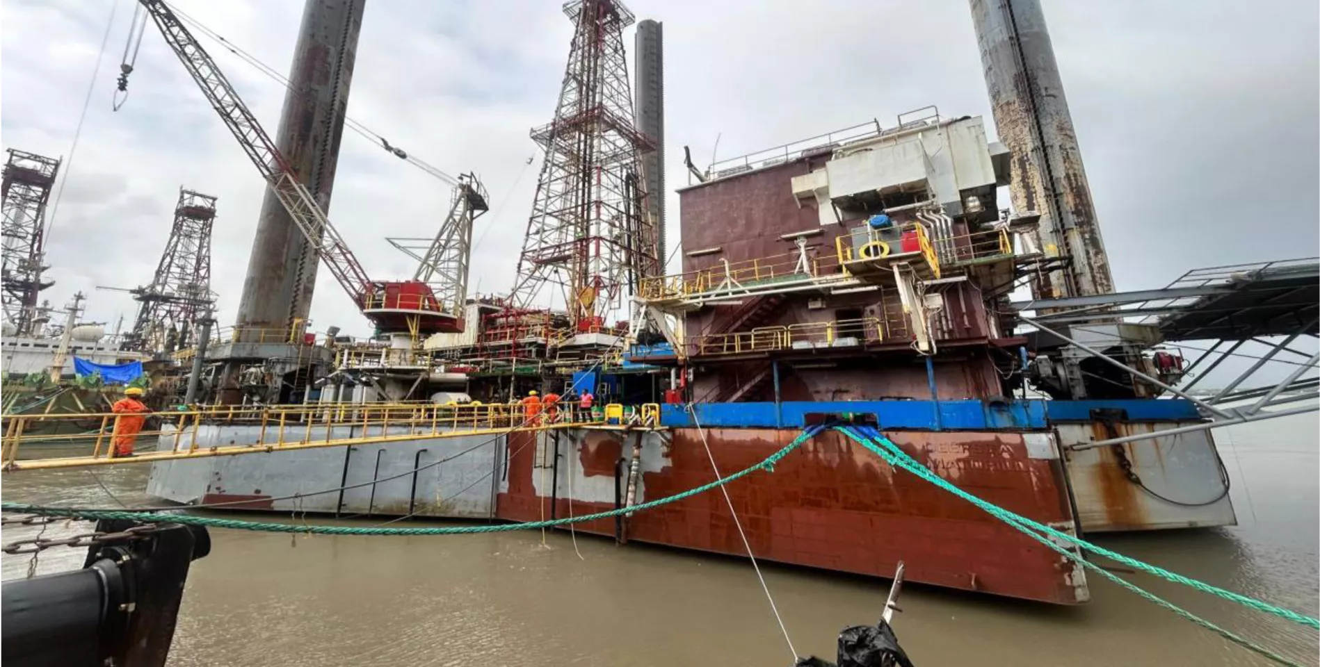 Rig Deepsea Matdrill Salvage Operation — Adani Dighi Port